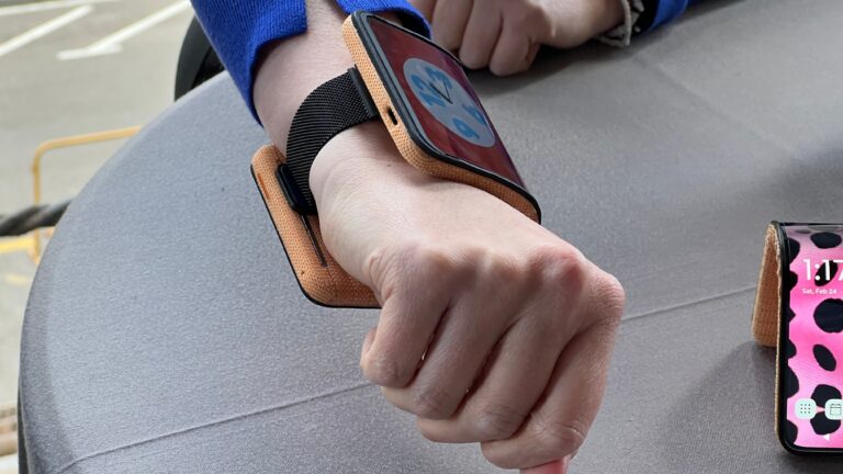 Motorola Bileğe Takılabilen Esnek Telefon Konseptini Tanıttı